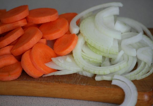 Нарезанные морковка и лук