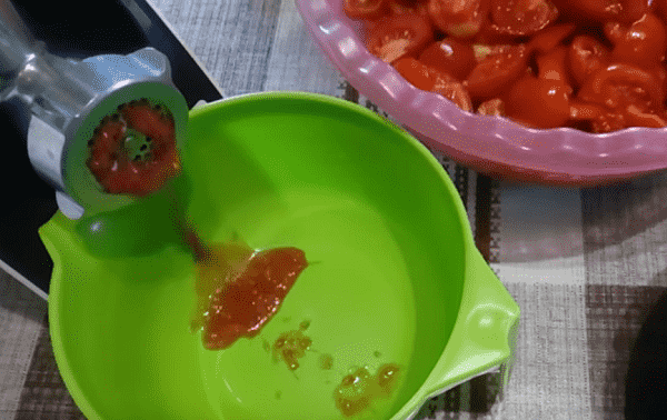 propuskaem-pomidory-cherez-myasorubku