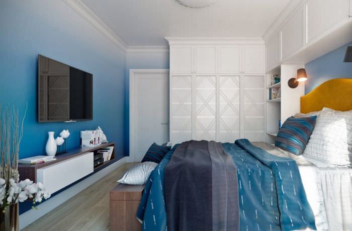 Оформление спальни частного дома в синих тонах