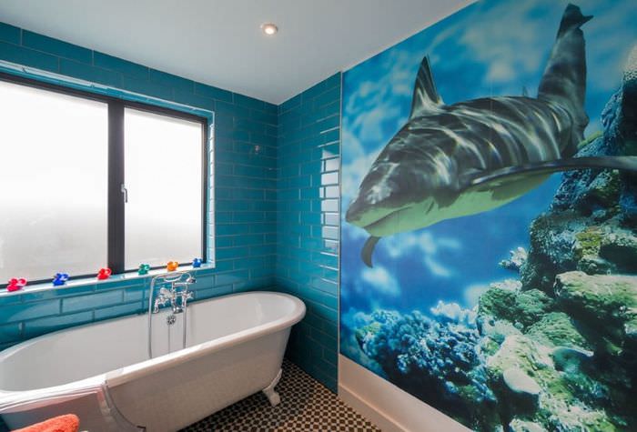 Дельфин на фотообоях в ванной комнате