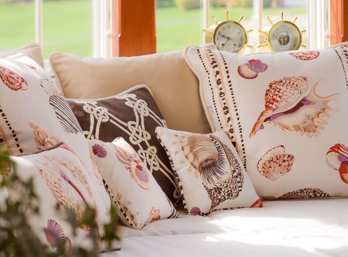 Декоративные подушки с изображениями морских ракушек